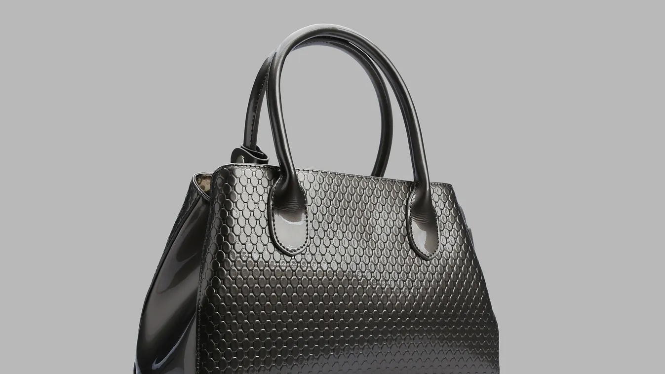 Még a lépcsőn is lerángatta a nőt, hogy megszerezze a táskáját: ez lett a vége – videó