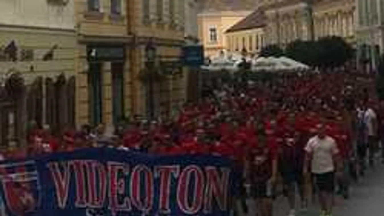 Kezeket fel! Ultrák nyomultak a BL-rájátszásra készülő Vidi edzésére