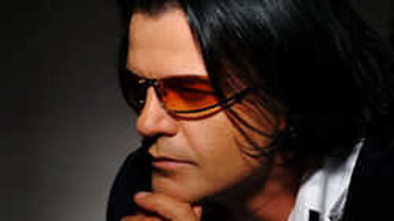 Rejtélyes nővel bukott le az éjszakában Kozso - fotó