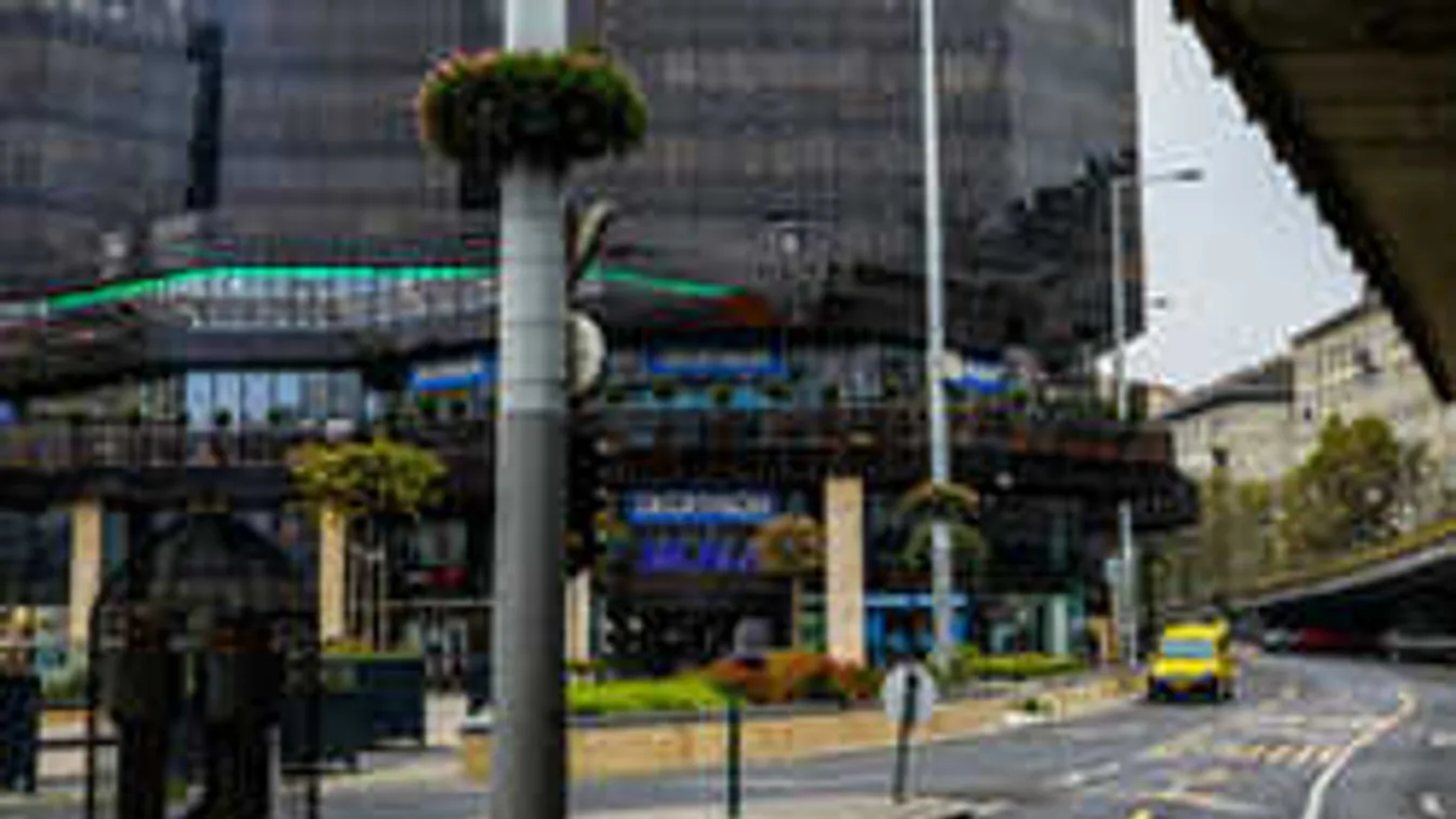 Elképesztő dolog derült ki a Nyugatinál fekvő, letakart "halottról"