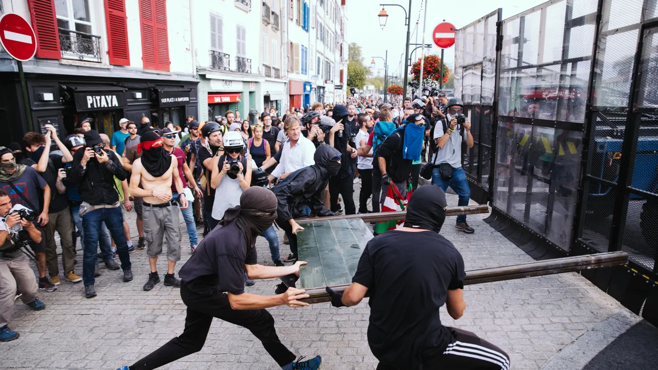 Demonstration against the G7 in Bayonne.
Manifestation contre le G7 à Bayonne.
