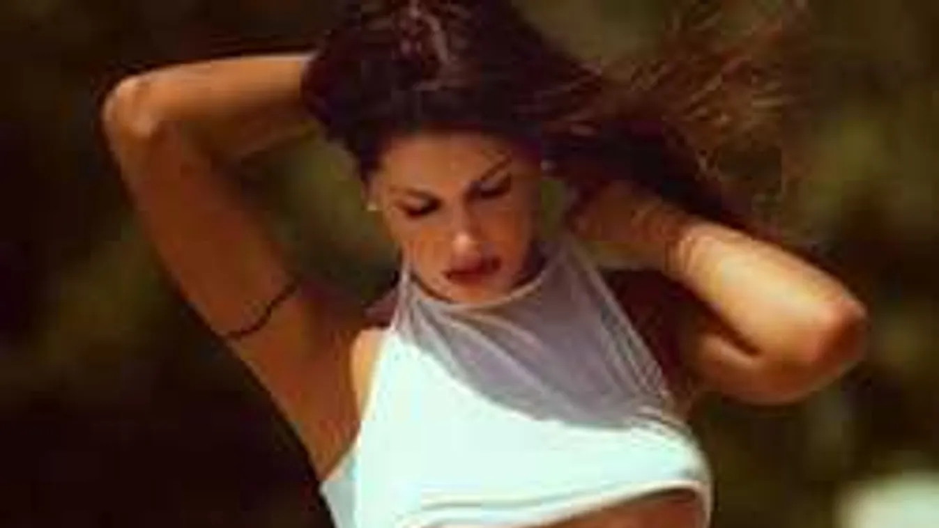 Közszemlére tette csodás melleit a válogatott vívónő