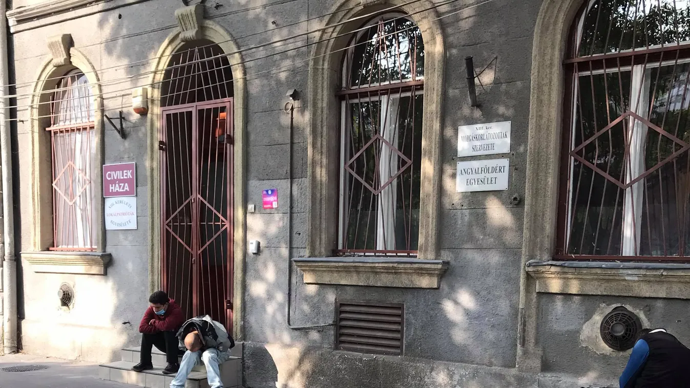 Most érkezett: kábult drogosok a Váci úton – helyszíni fotók