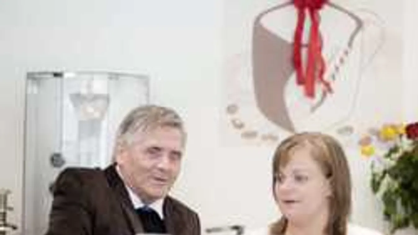 Bezárja a hajléktalan lottómilliomos kávézóját Győrben