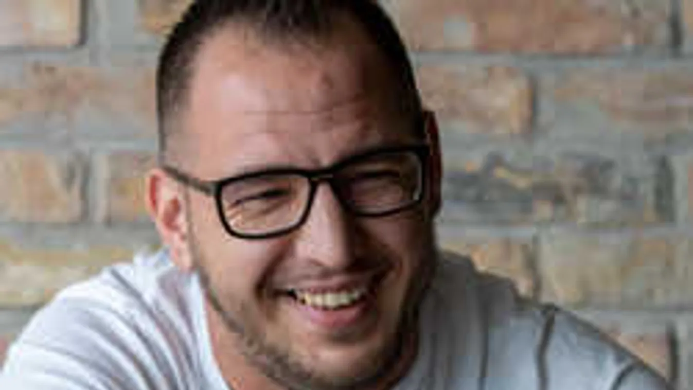 Ezt ígérte feleségének: Mintaapa lesz Curtis