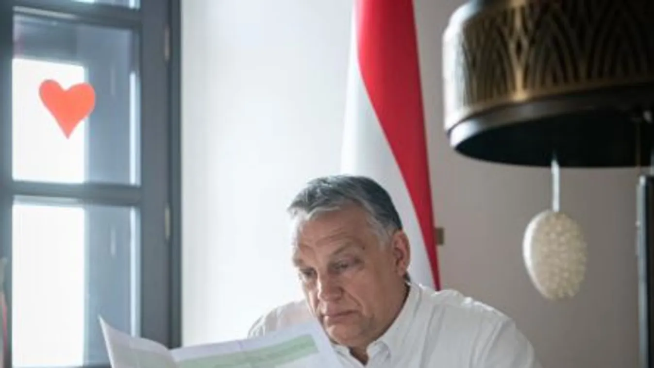 Hiába várják a locsolást az unokák, Orbán Viktornál a fiókban marad a kölni