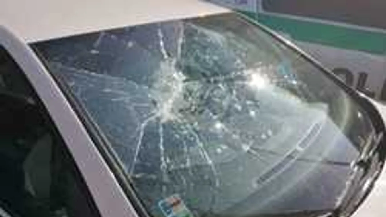 A rendőrség előtt tört-zúzott egy férfi Érsekújváron