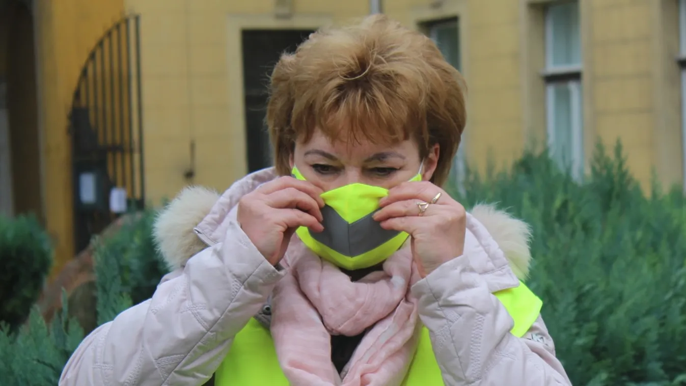 Ilyen még nem volt: láthatósági maszkot osztogattak a miskolci zsaruk – Fotó