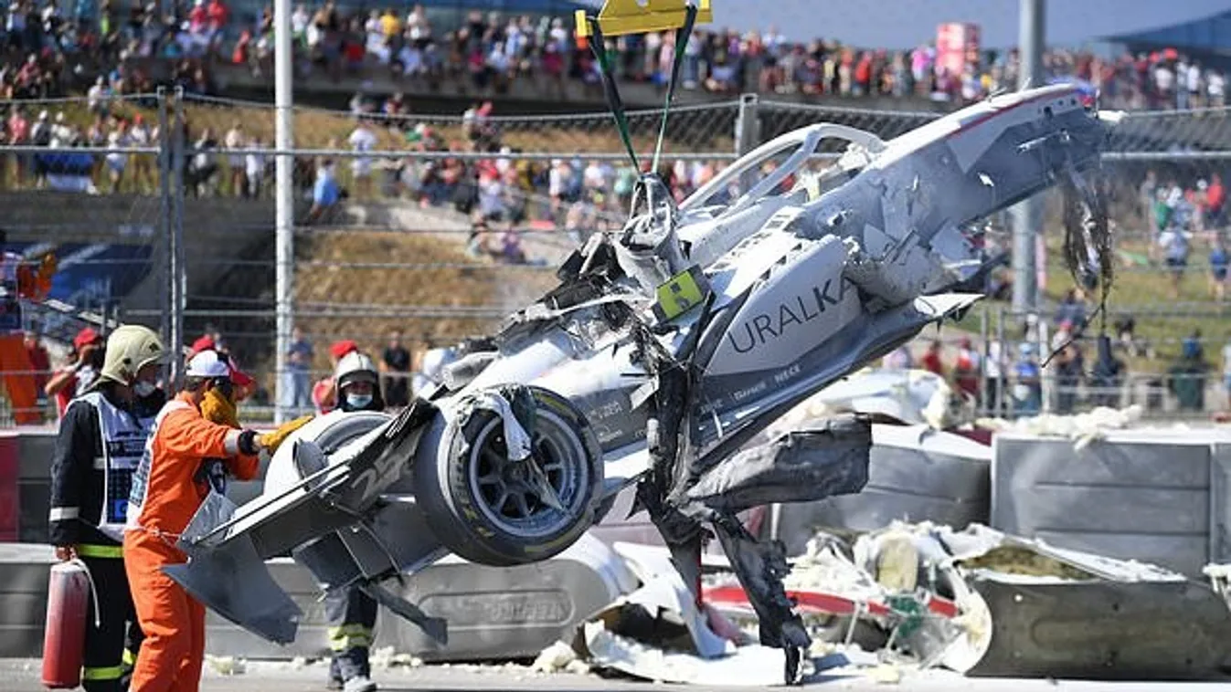 Borzalmas baleset az Orosz Nagydíjon, falnak vágódott, és kigyulladt az autó