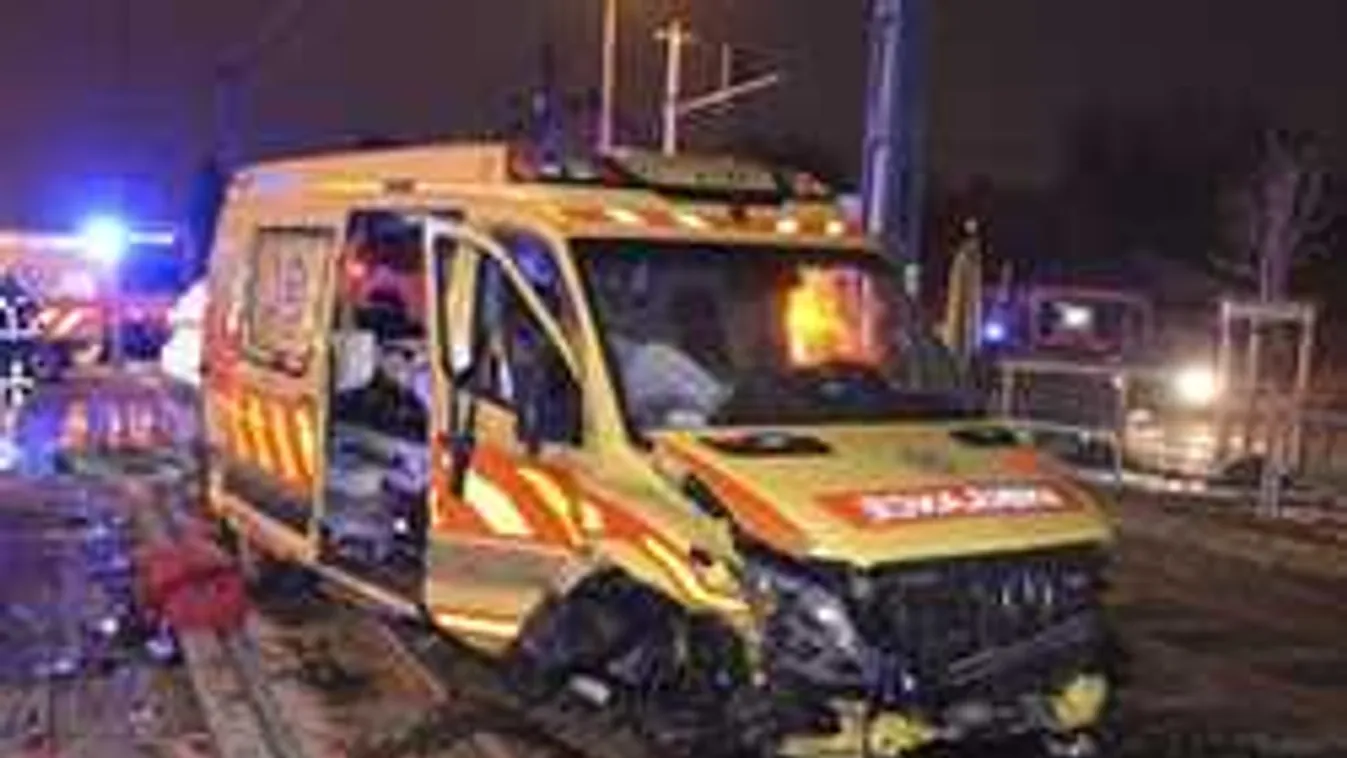 Hatalmas baleset Budapesten, mentő karambolozott