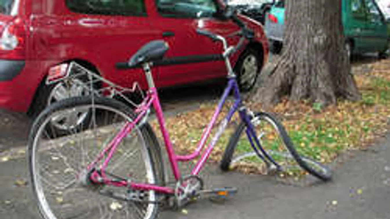 Elképesztő mázli az élet! Így úszta meg a durva balesetet a biciklis