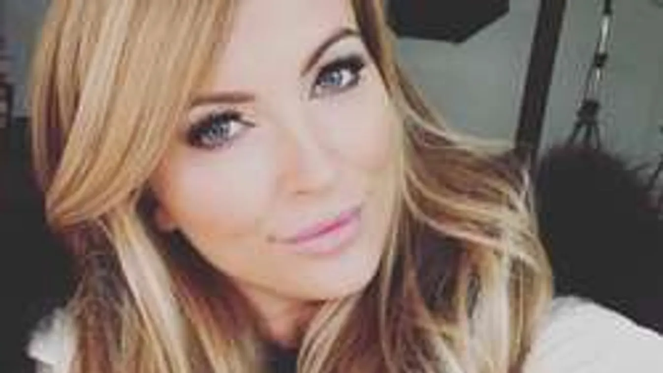 Kiveri a biztosítékot a focista szexi barátnőjének bikinije