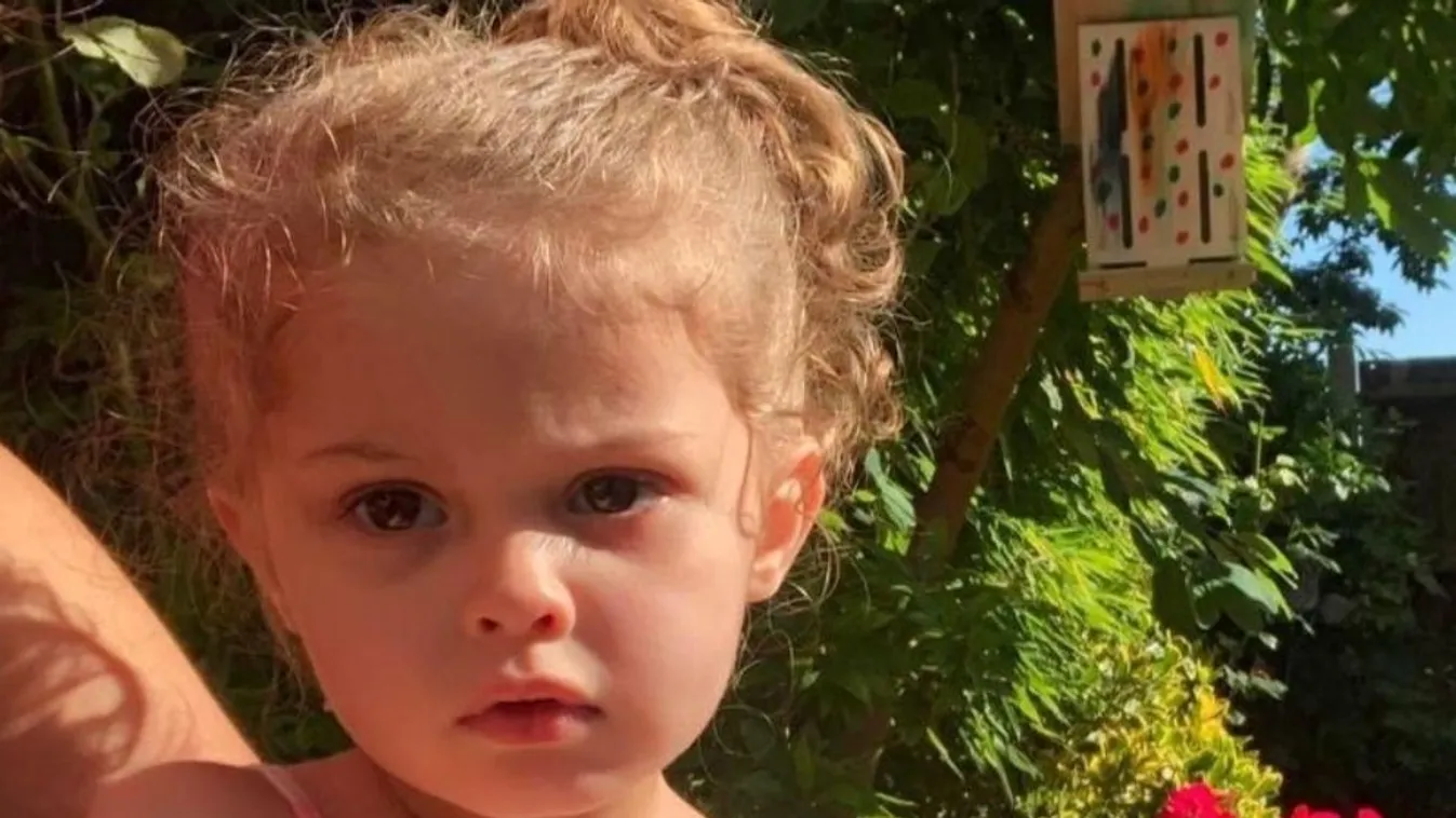 Felfoghatatlan fájdalom: meghalt egy angyalarcú 2 éves kislány, miután megette a WC-tisztító kapszulát