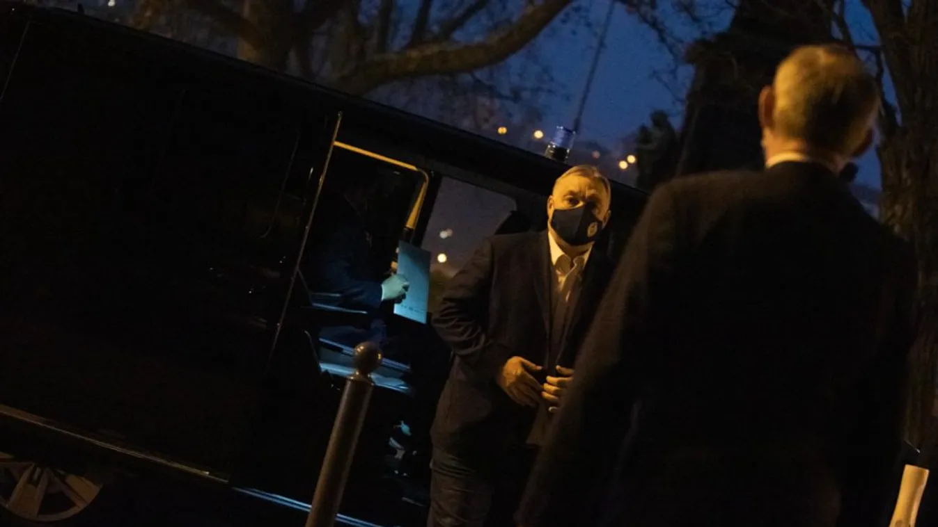 Orbán Viktor megérkezik az operatív törzs ülésére