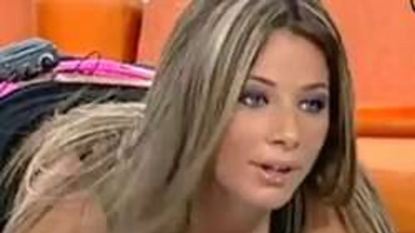 Élő adásban szabadultak el a szexi időjós hatalmas mellei!