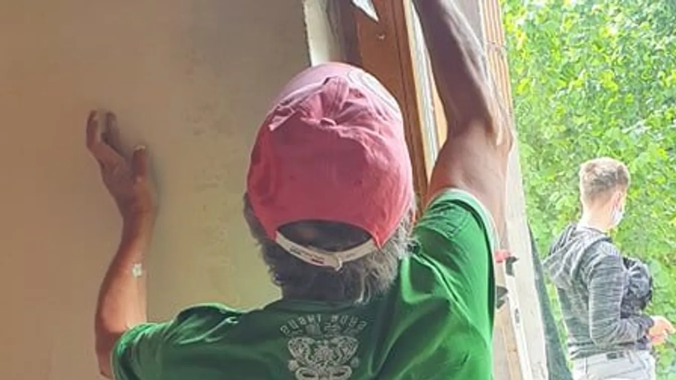 Exkluzív fotók: mesteremberek lepték el Szilágyi István házát, kezdődik a felújítás!