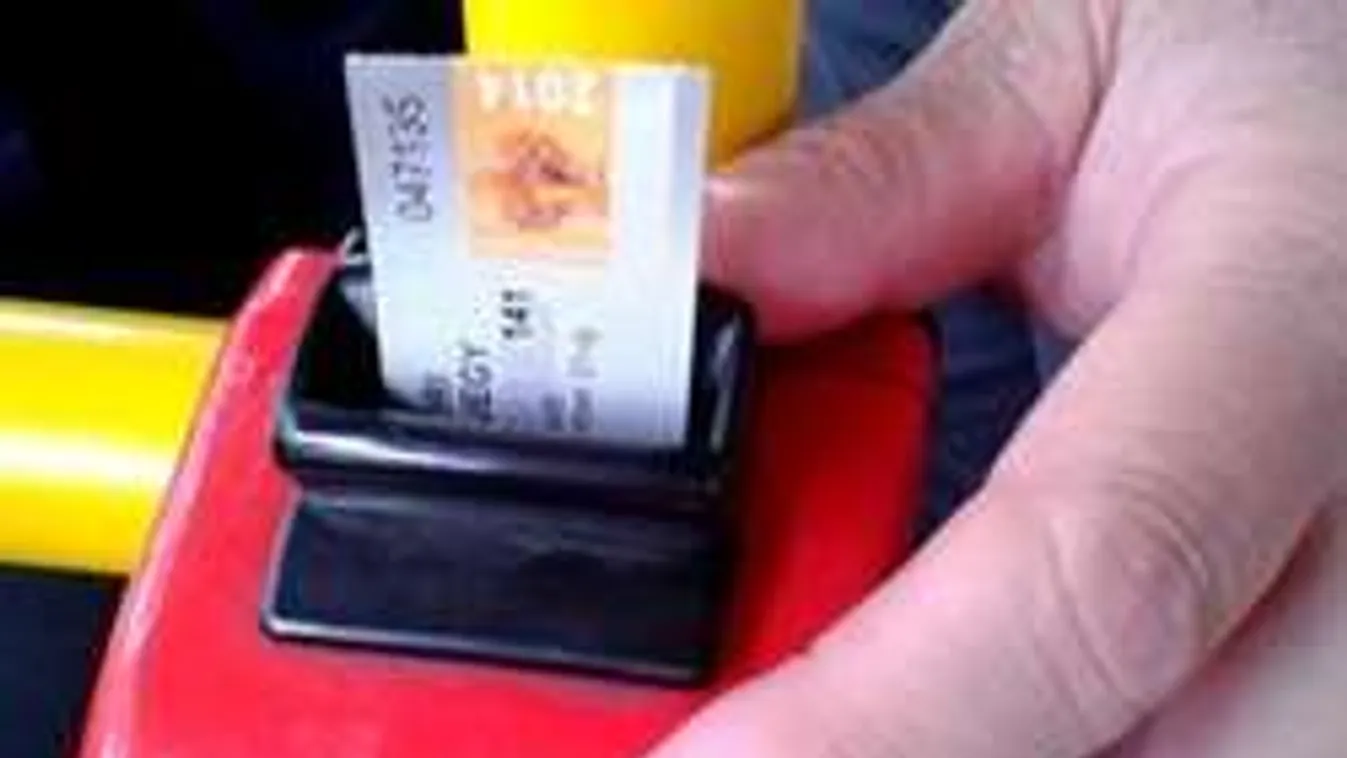 Lányt lökött fel az ellenőr