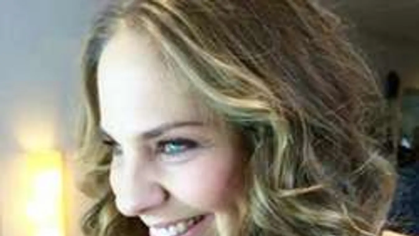 Ilyen kihívó dekoltázzsal még nem láthattad az egykori RTL-est!