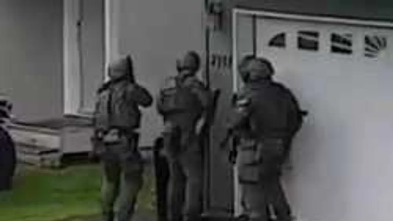Élőben közvetítette a híresség, ahogy rátörik a rendőrök az ajtót! - videó