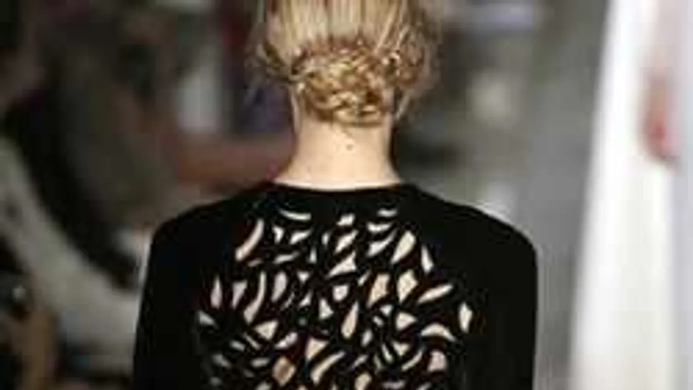 Izgalmas rések a ruhán: Idén a téli divat többet láttat, mint gondolnád