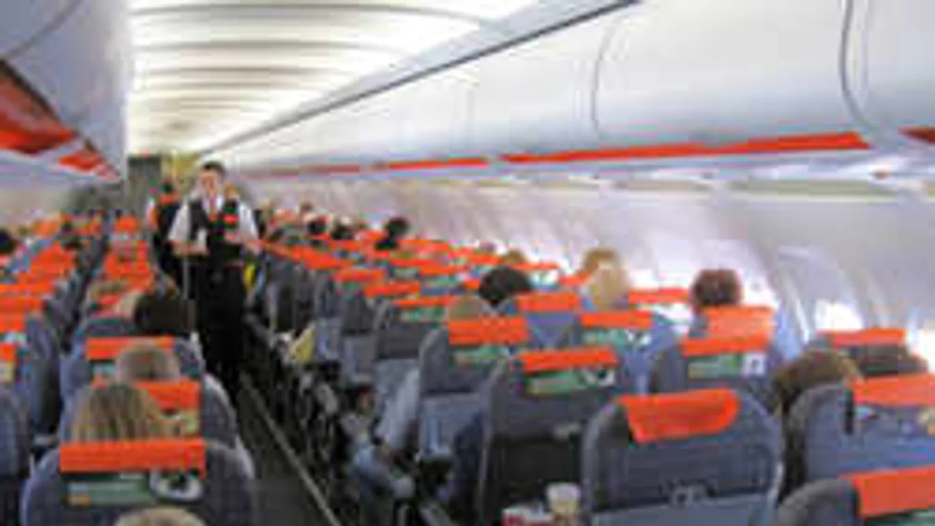 Botrány a fapados járaton, rendőrök vitték el a nászútra tartókat