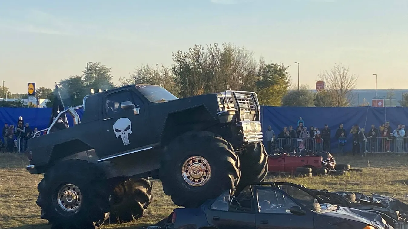 Nem hiszed el: autóroncsokat gyűjt a magyar showman, így fizet értük