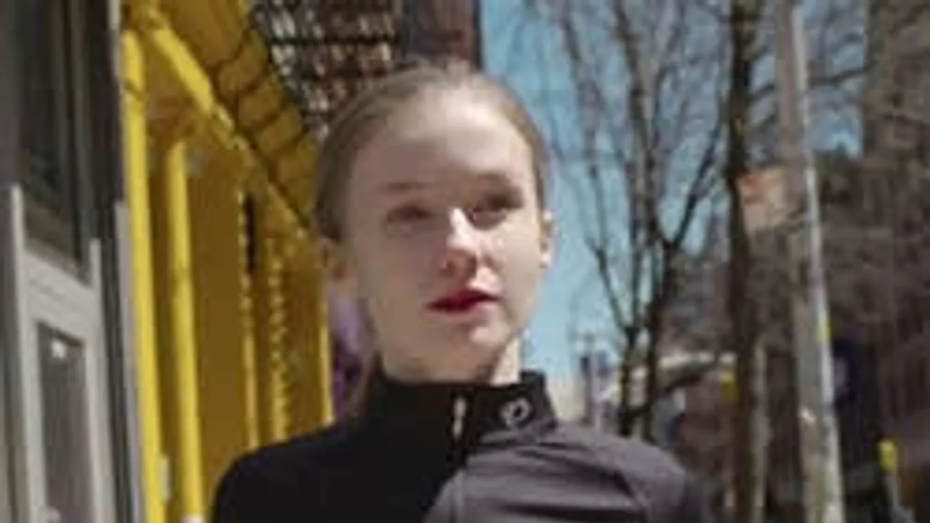 Meztelen melleit kipakolva sétált az utcán a dögös modell!