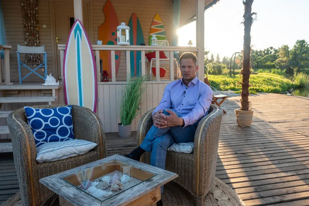 0618_Esti tanácsadás utáni gondolkodás jelenet (1)