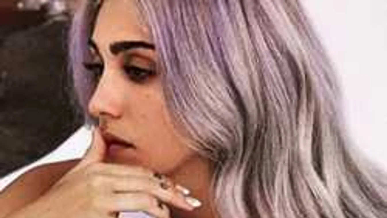 Nagyon merész, teljesen átlátszó ruhában jelent meg egy buliban a sztárcsemete