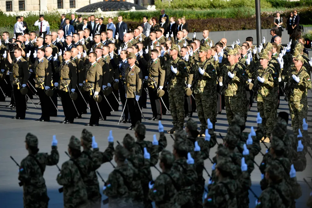 A honvédtisztjelöltek eskütétele az államalapító Szent István király ünnepe alkalmából tartott díszünnepségen és tisztavatáson az Országház elõtt, a Kossuth Lajos téren 2020. augusztus 20-án. MTI/Máthé Zoltán