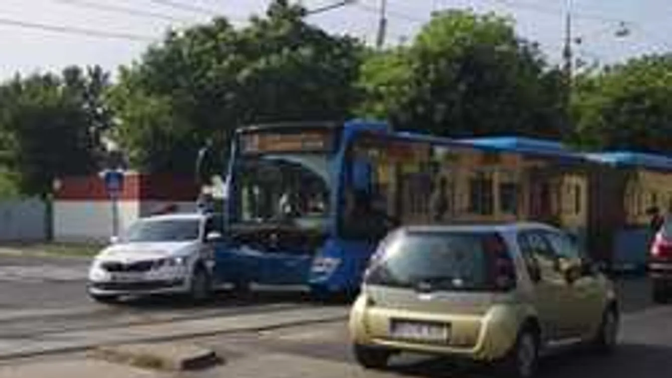 Helyszíni fotó jött: rendőrautó ütközött BKV-busszal, áll a forgalom