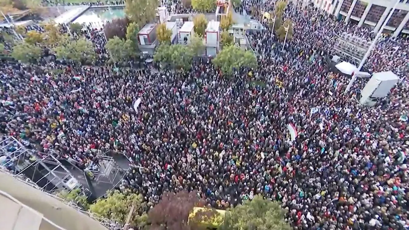 Hatalmas tömeg várja Orbán Viktor beszédét