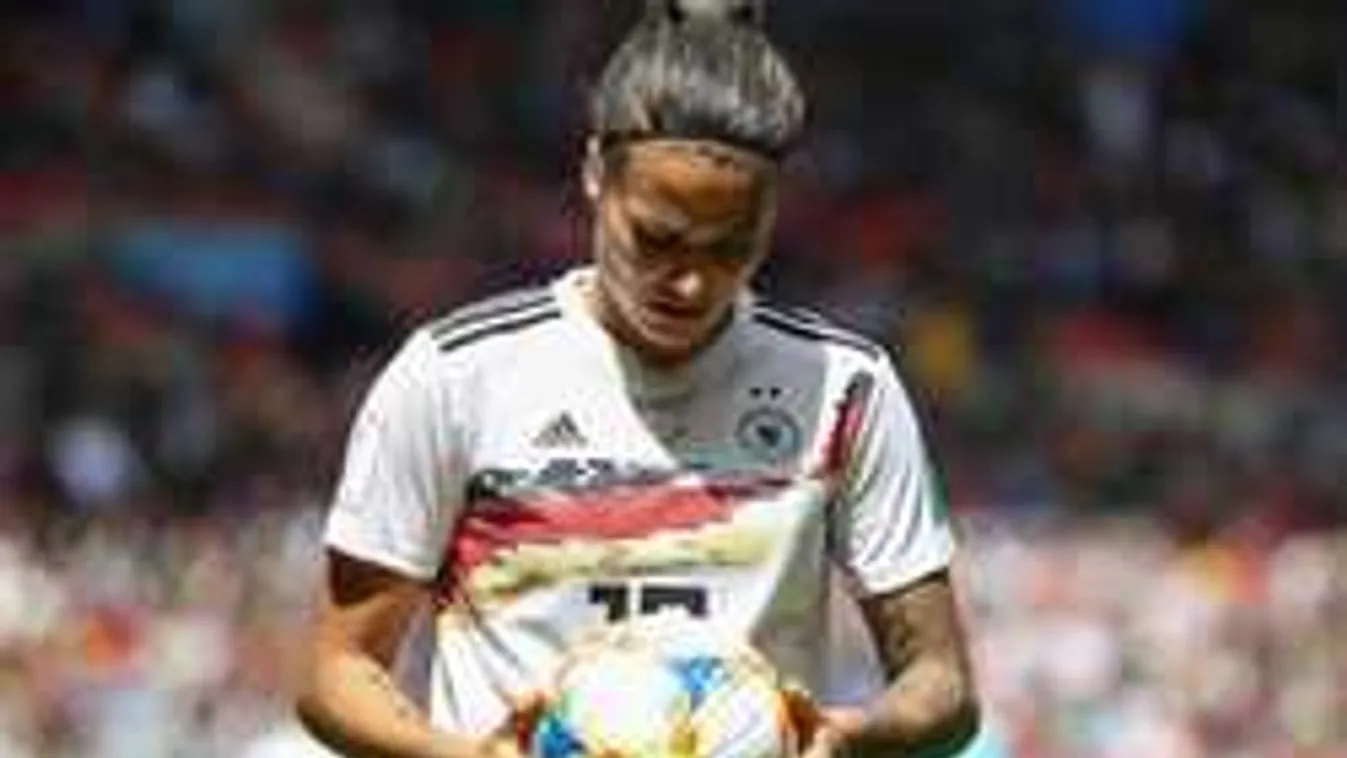 Békákkal hadakoznak a női foci-vb sztárjai