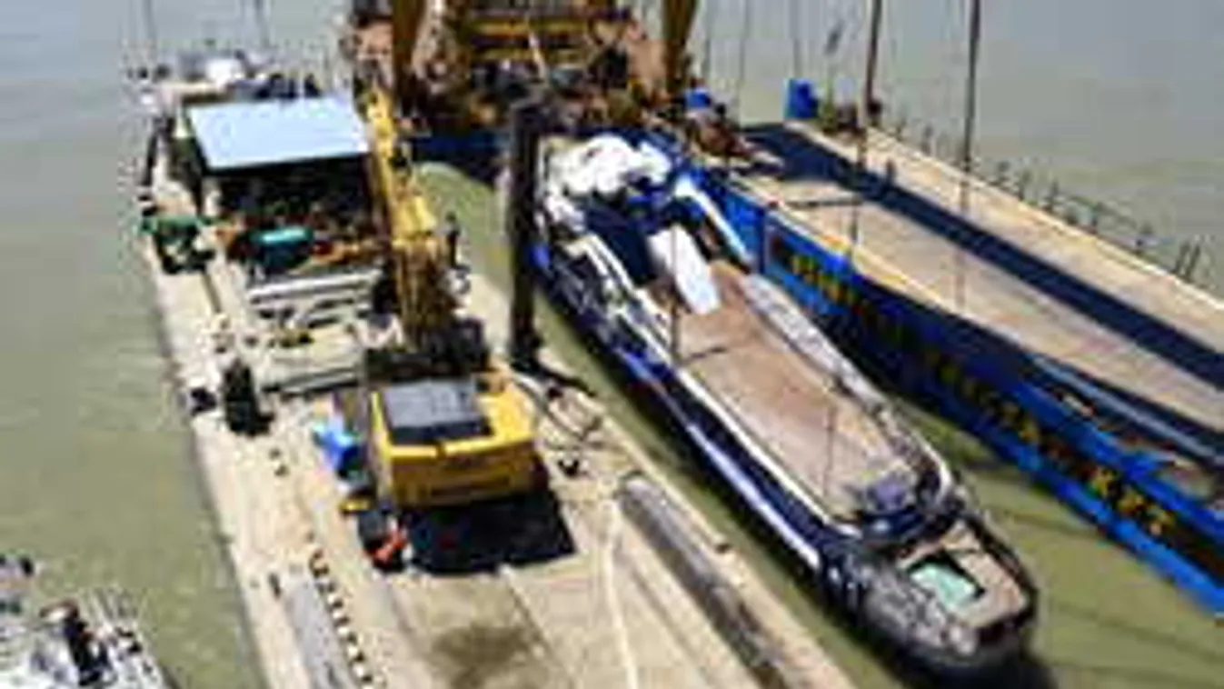 Rendkívüli helyzet a Dunán, kiemelték a Hableányt