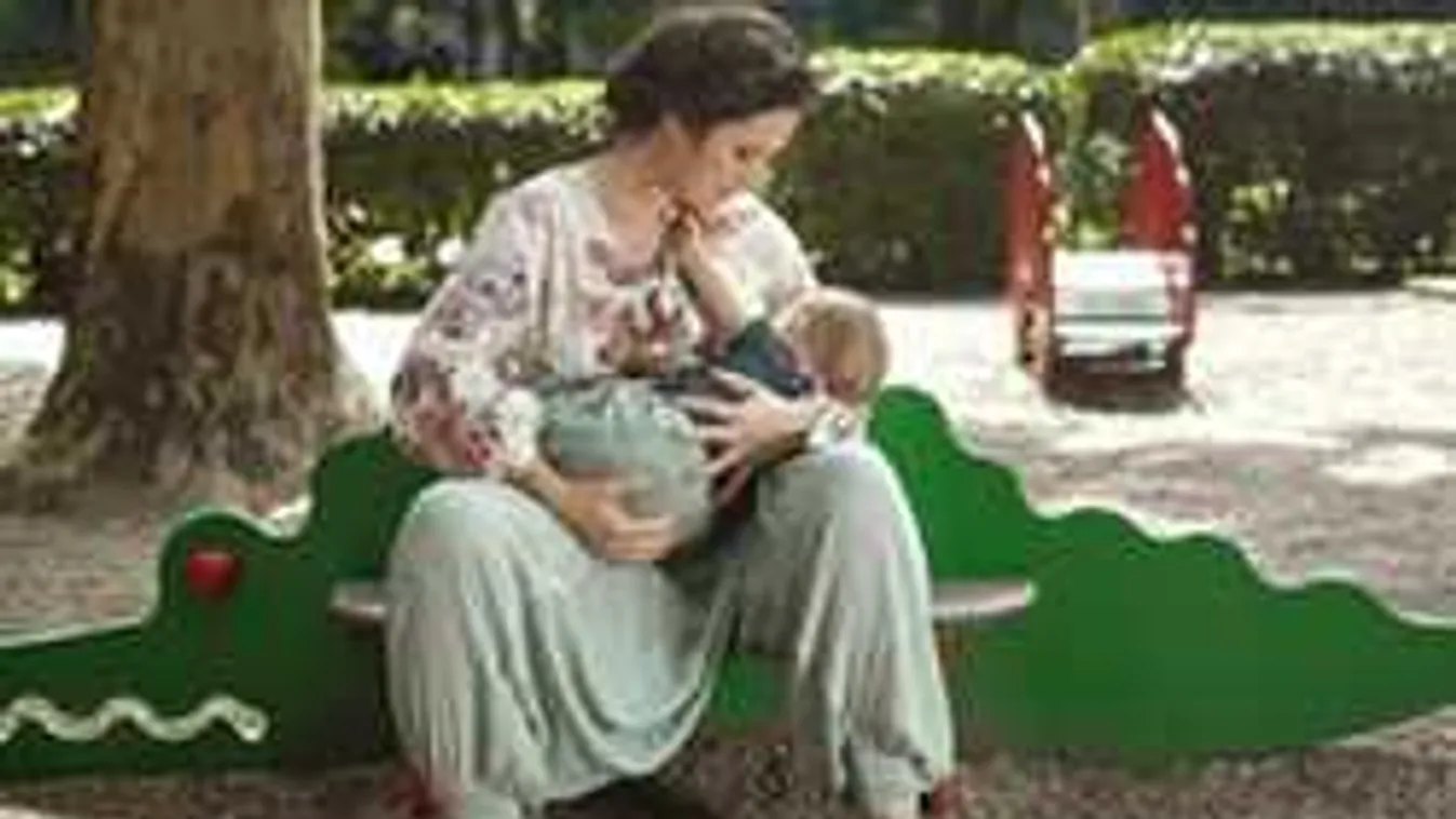 Nyilvános szoptatás: magamutogatónak tartják Szinetár Dórát