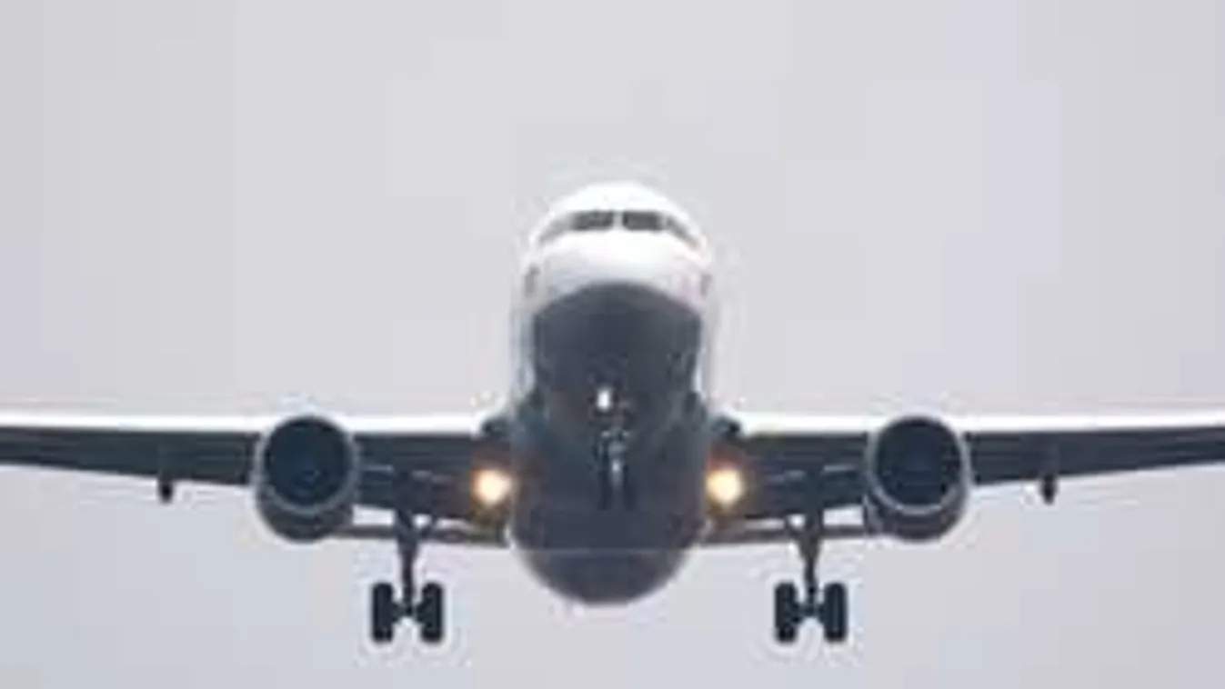 Melege volt az utasszállítón, kinyitotta a vészkijáratot