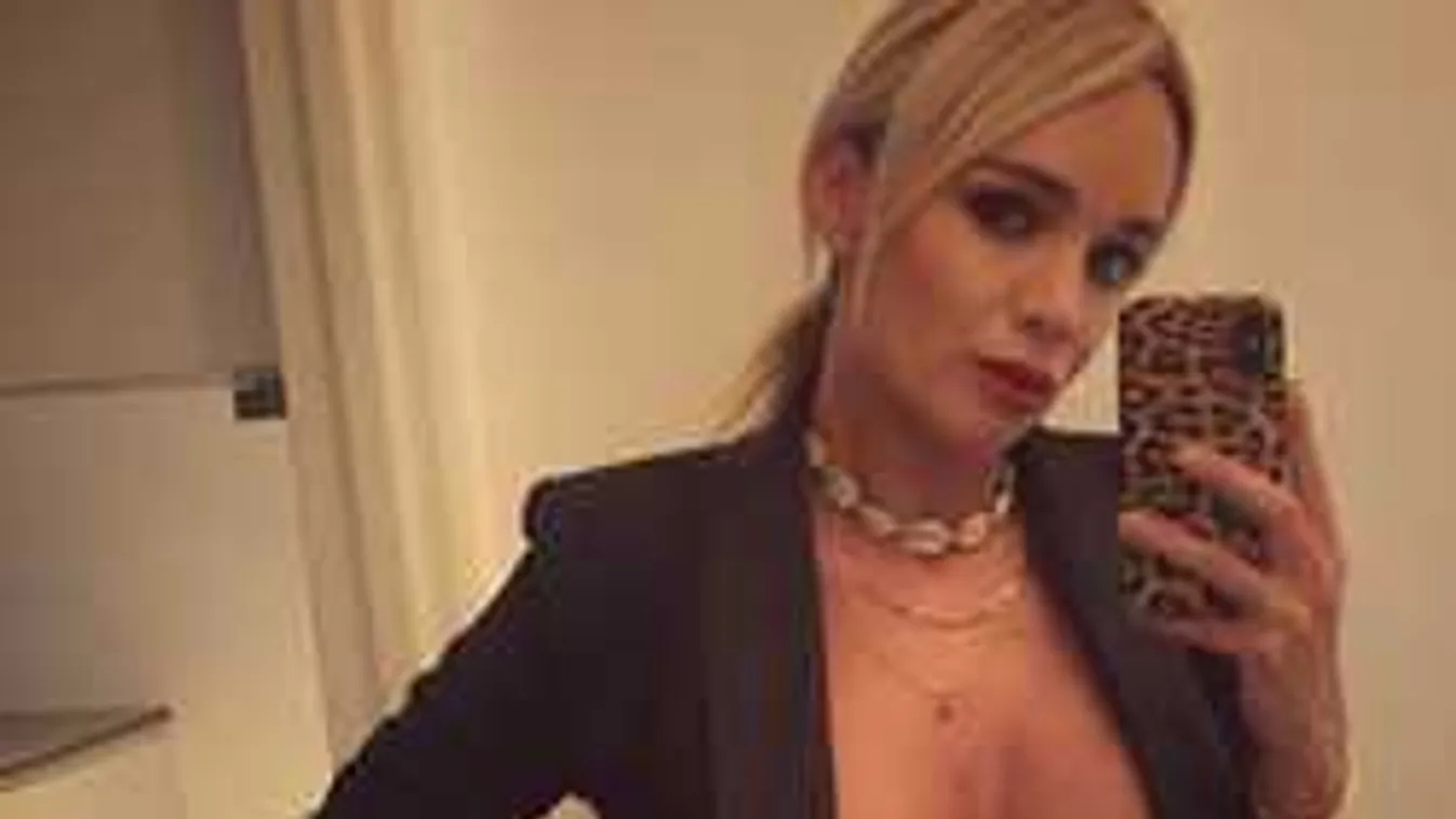 Benézel a szoknyája alá? Nincs bugyi a kerek mellű színésznőn