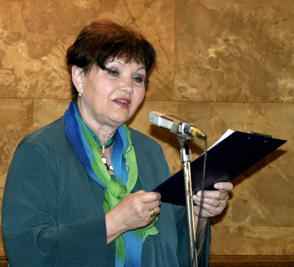 Budapest, 2006. április 6. Pécsi Ildikó színmûvész verset mond a Magyar Állami Operaházban, ahol Csak tiszta forrásból - Bartók 125 címû emlékdélutánt és kiállítást rendeztek. Az eseményen számos mûvész lépett fel és képzõmûvészek Bartók-ihlette alkotásait mutatják be. MTI Fotó: Füzesi Ferenc