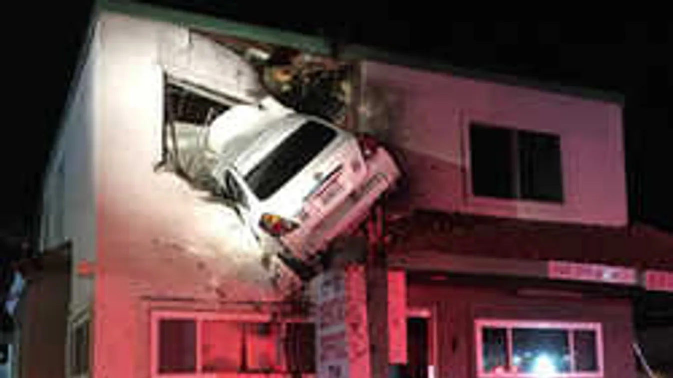 Abszurd baleset: a második emeletbe fúródott bele az autó