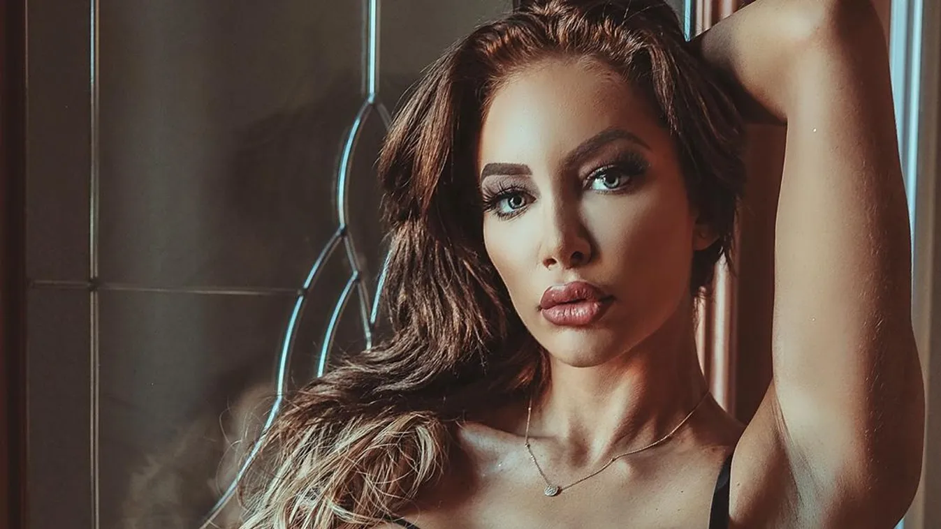 Bugyi nélkül, meztelenül edzett a teraszon az őrjítő kebelcsoda