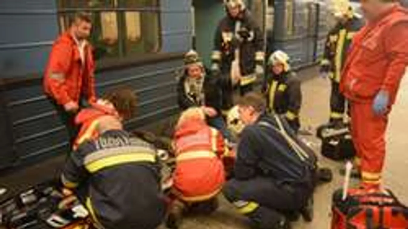 Sokkoló fotók: így húzták ki a metró alól a kalapácsos feleséggyilkost