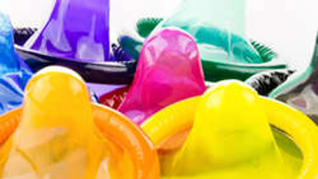 Teljes döbbenet: óvszermaszkos nők a metrón!