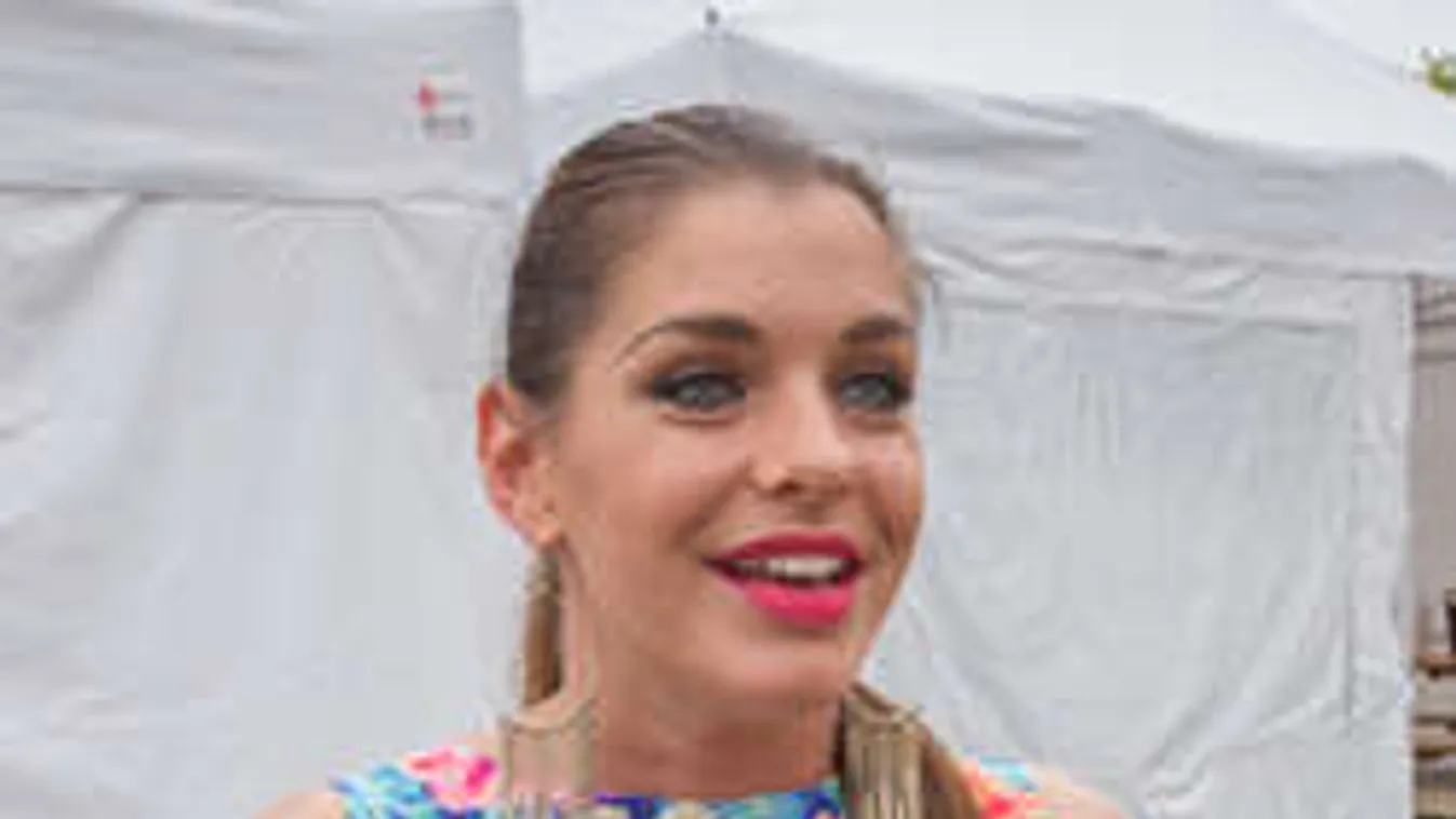 A szexi magyar énekesnő neccharisnyás combjaitól te is megvadulsz!