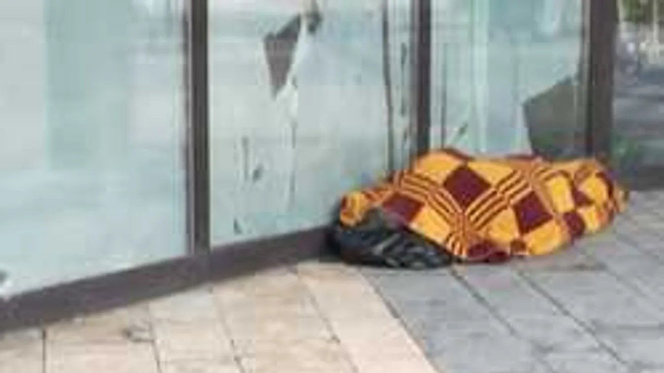 A járókelők fél napja kerülgetnek egy holttestet a Nyugatinál