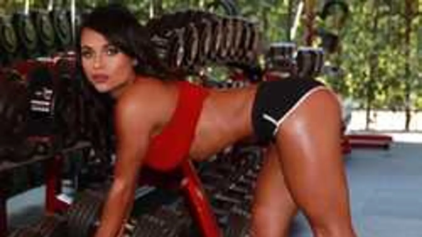 Újévi nudizás a strandon: pucér sportolónő mellein ámul a világ