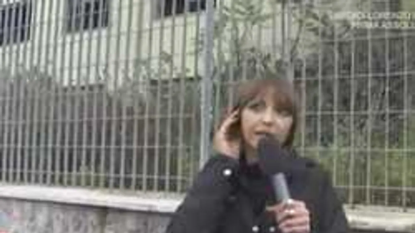 Élő adásban támadták meg a riporternőt a migránstanyán - Videó!