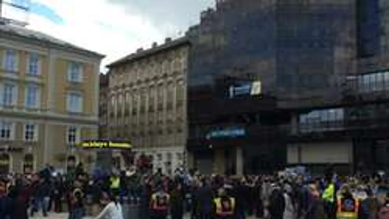 Több ezren tiltakoznak a Nyugatinál az állatkínzások ellen