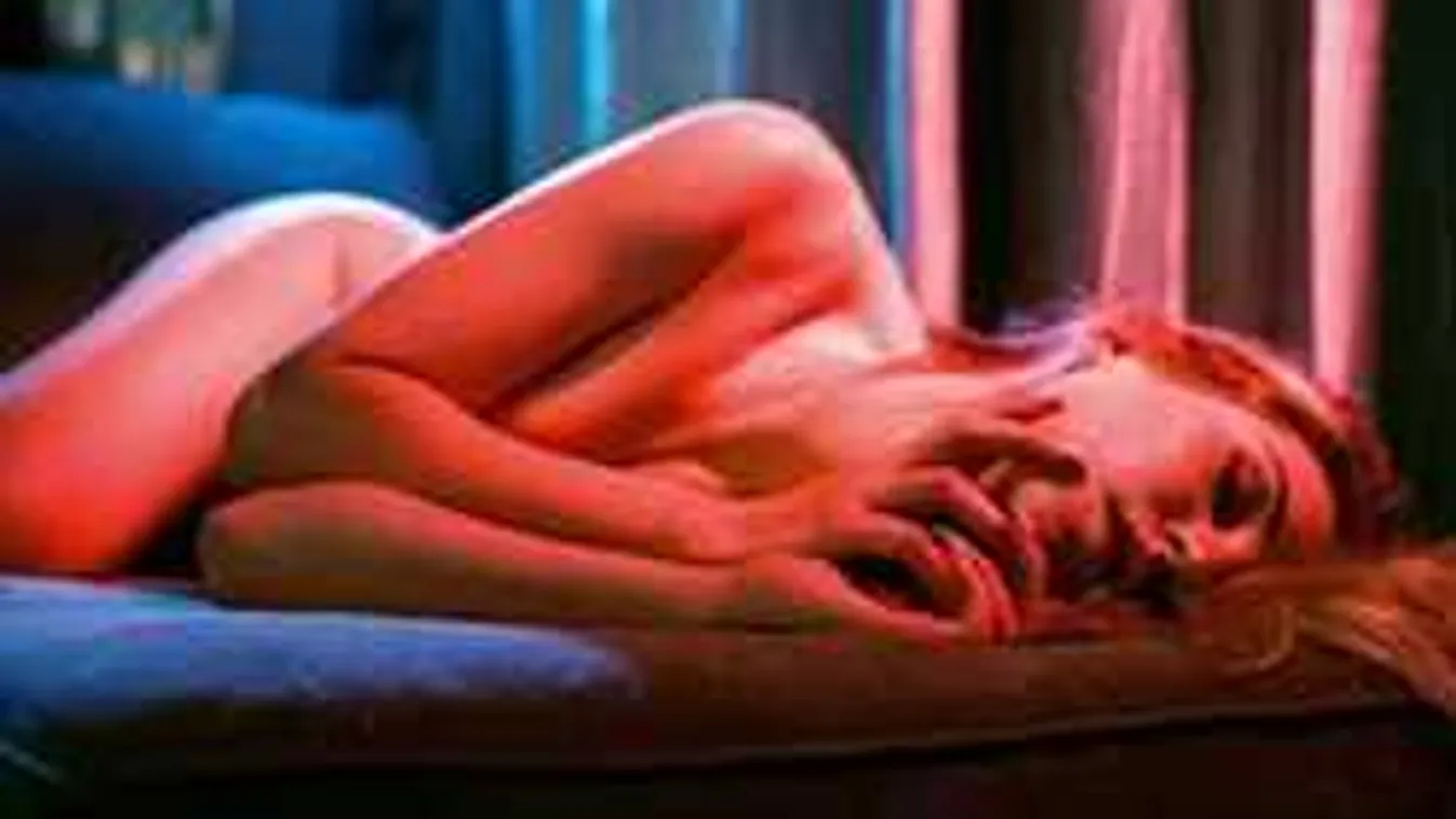 Gyakorlatilag csak meztelen képeket oszt meg magáról a formás modell!