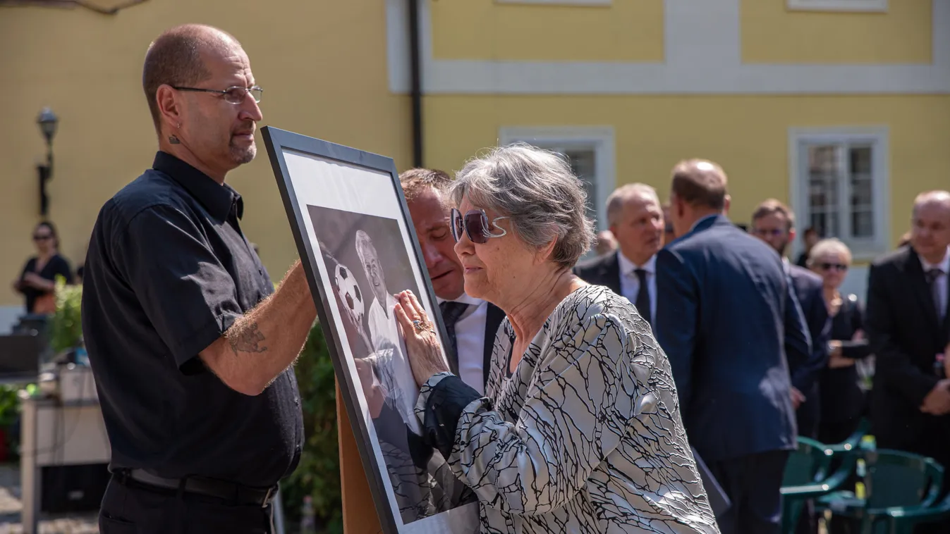 Hiába békültek ki, tovább pereskedik Pécsi Ildikó és unokája