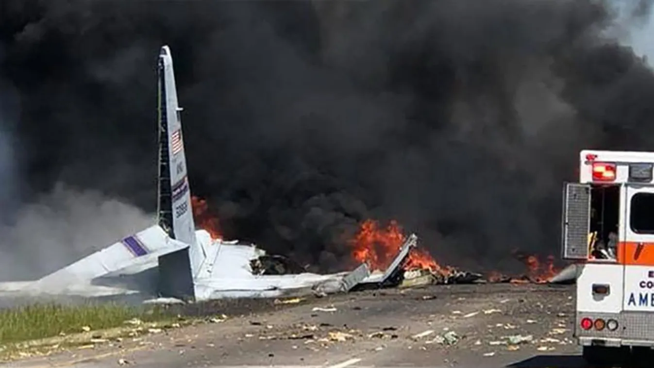 Most kaptuk a hírt: társasházba csapódott egy repülőgép